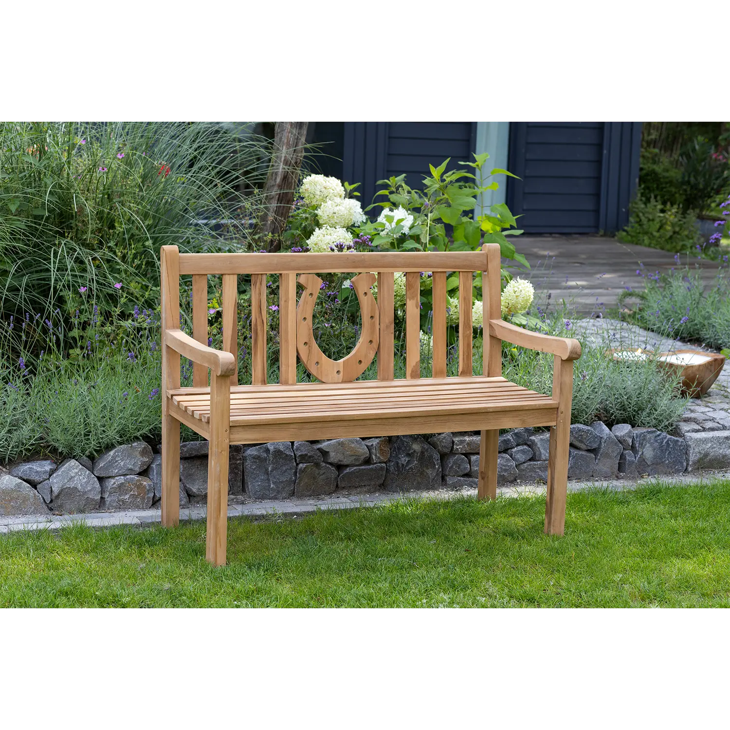 Teak-Gartenbank Hufeisen im Garten aufgestellt