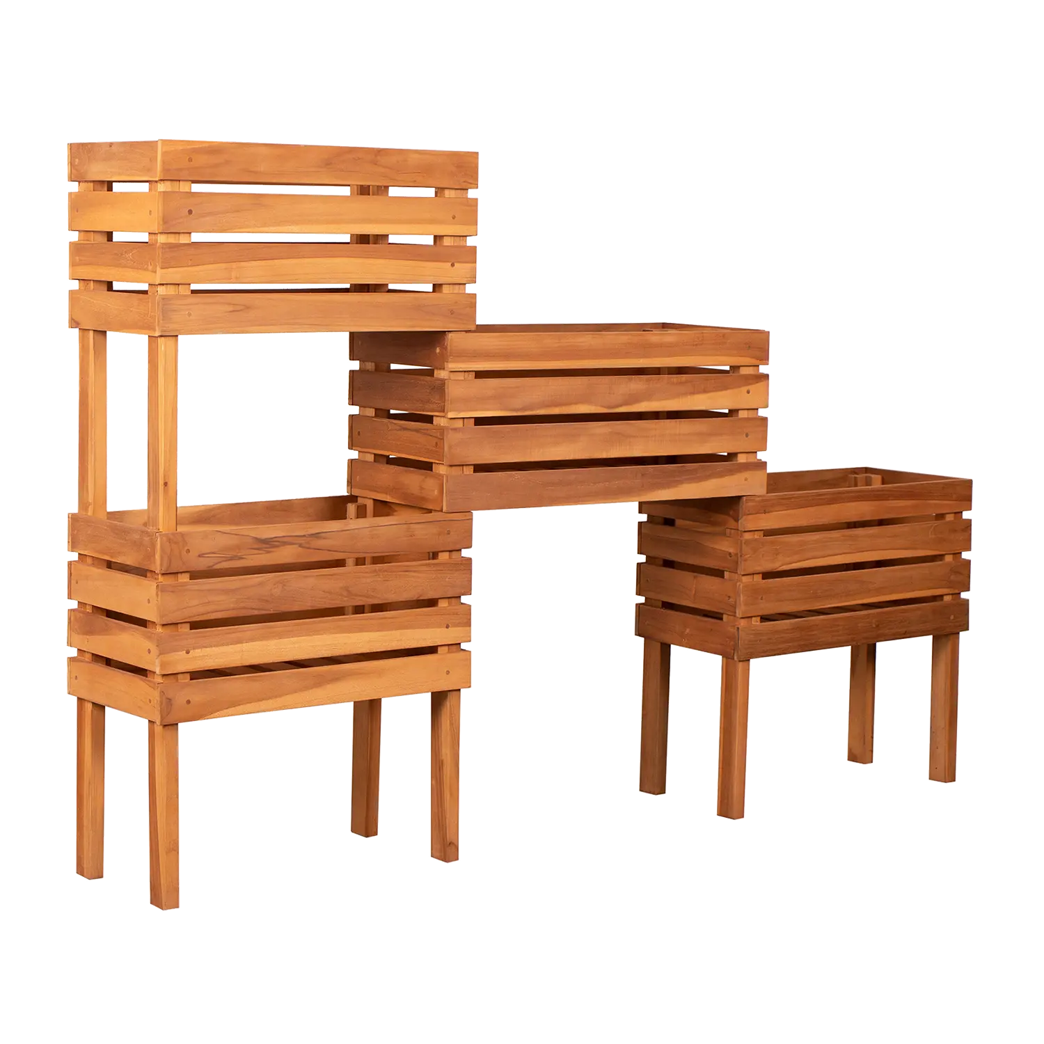 Drei 4-stöckige Pflanzkübel aus Teakholz „Hochbeet Dundee“ in unterschiedlichen Höhen sind kreativ gestapelt und sorgen mit ihrem Lattendesign für einen rustikalen Look. Dieses geometrische Arrangement eignet sich perfekt für die Gartendekoration vor weißem Hintergrund.