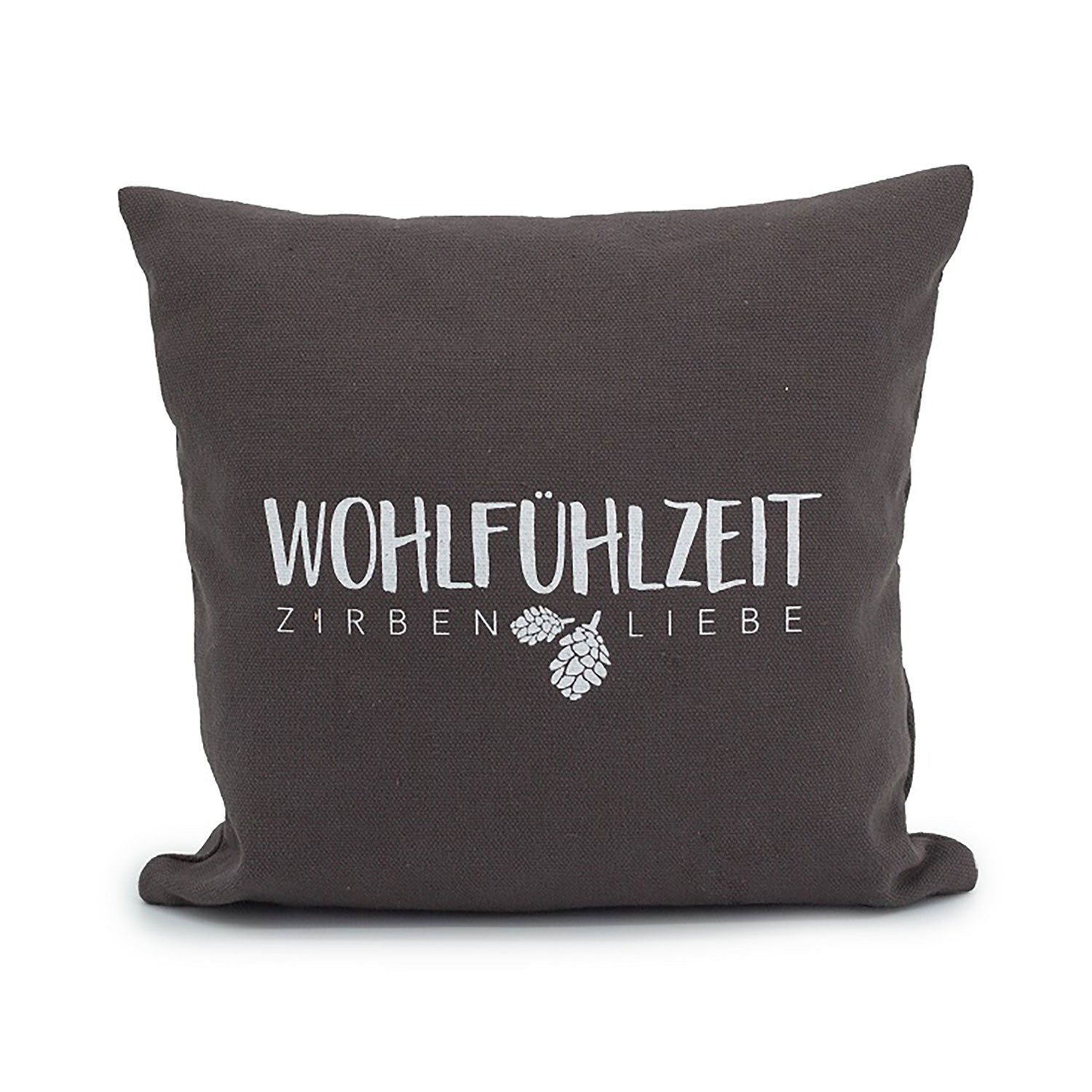 Auf dem „Kissen Wohlfühlzeit 40 x 40 cm“ ist der Schriftzug „Wohlfühlzeit Zirben Liebe“ in elegantem Weiß auf Dunkelgrau gehalten. Darunter bereichern Tannenzapfenillustrationen das moderne Design, verströmen einen beruhigenden Zirbenduft und sorgen für natürliche Eleganz.