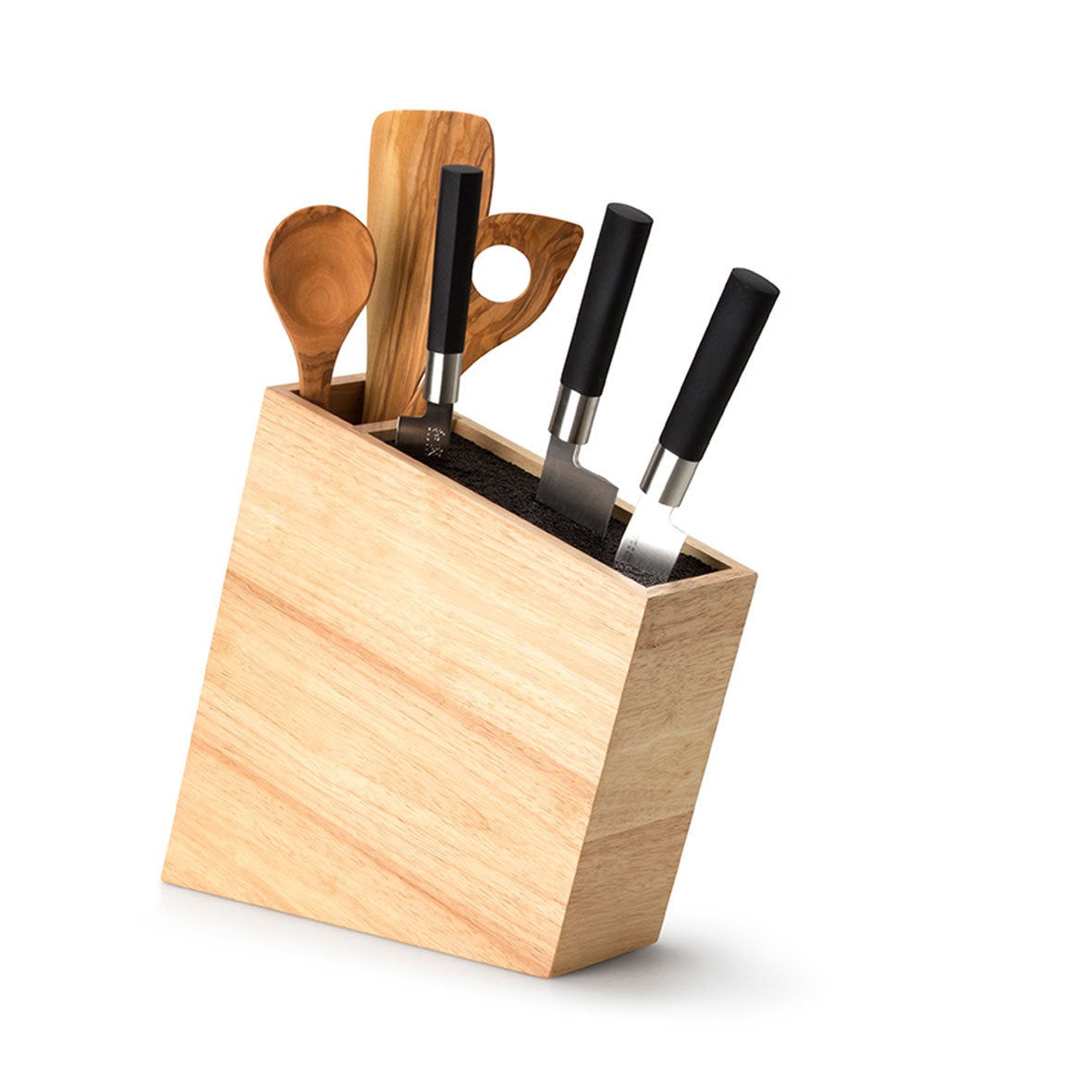 Der Messerblock mit flexiblem Einsatz bietet Platz für drei Messer mit schwarzen Griffen sowie einen Holzlöffel und einen Spatel. Das abgeschrägte, platzsparende Design des Holzblocks präsentiert die Utensilien übersichtlich vor einem schlichten weißen Hintergrund.