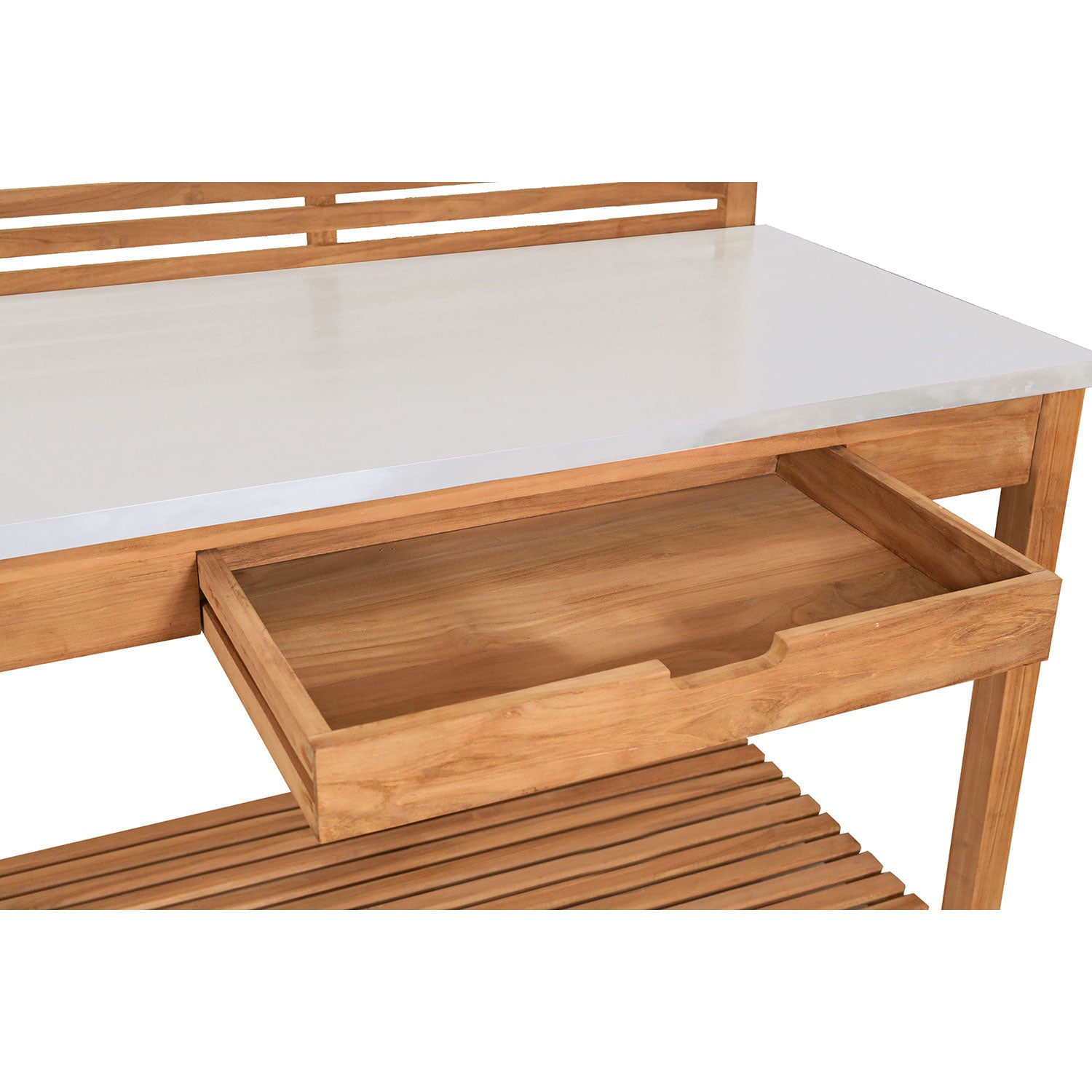 Der Pflanztisch Outdoor aus Holz ist ein Teakholztisch mit Marmorplatte, einer teilweise offenen Schublade für Gartengeräte, einem Stauraum, unteren Regalen aus Lattenrost und einem schlichten, modernen Design, perfekt für den Garten oder die Terrasse.