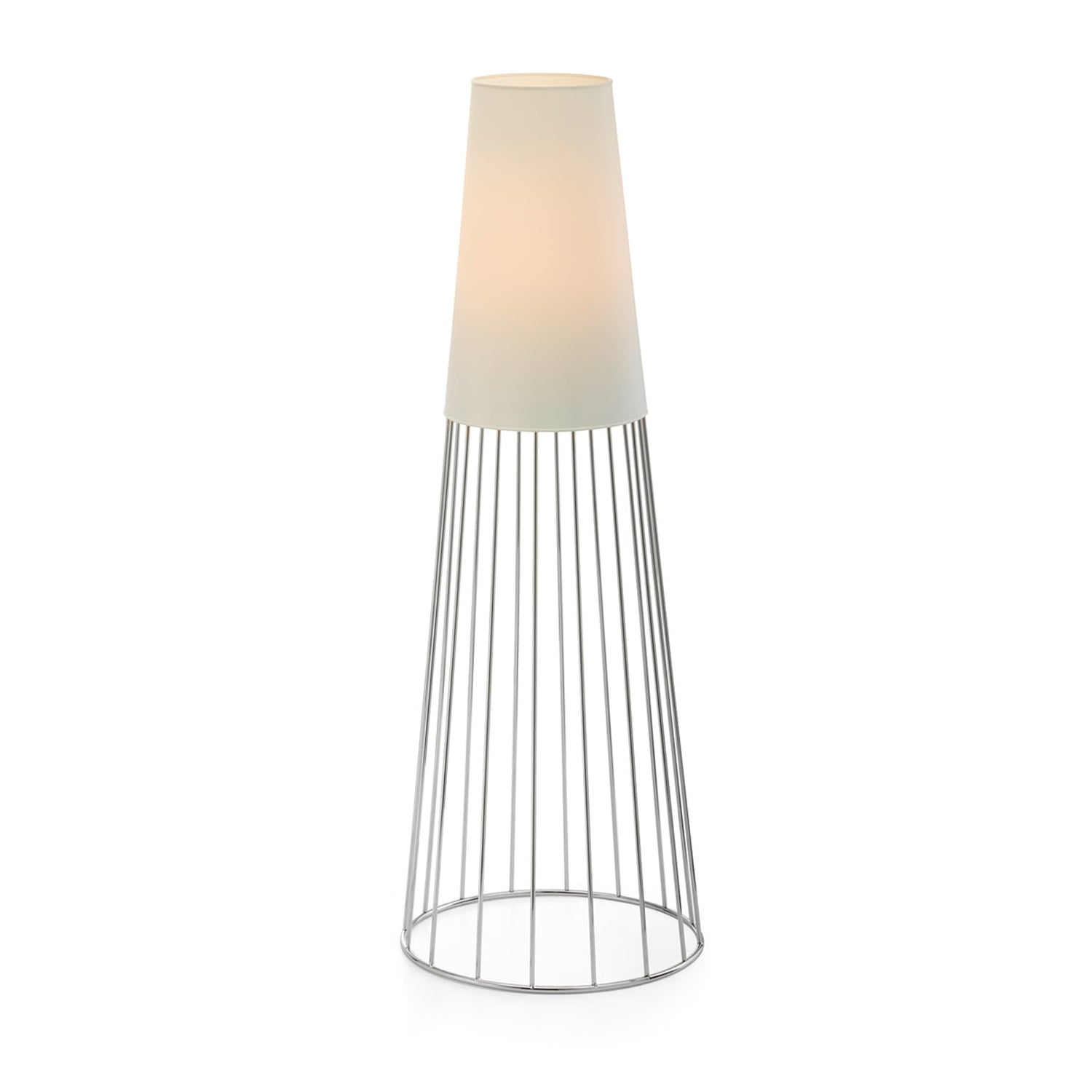 Moderne Stehlampe mit weißem, konischem Schirm und einem Metalldrahtgestell-Sockel, die an WÄCHTER IN DER NACHT-LEUCHTTURM-Vibes erinnert und stilvolle Lichteffekte erzeugt – perfekt, um Ihrem Garten oder Innenräumen zeitgenössischen Charme zu verleihen.
