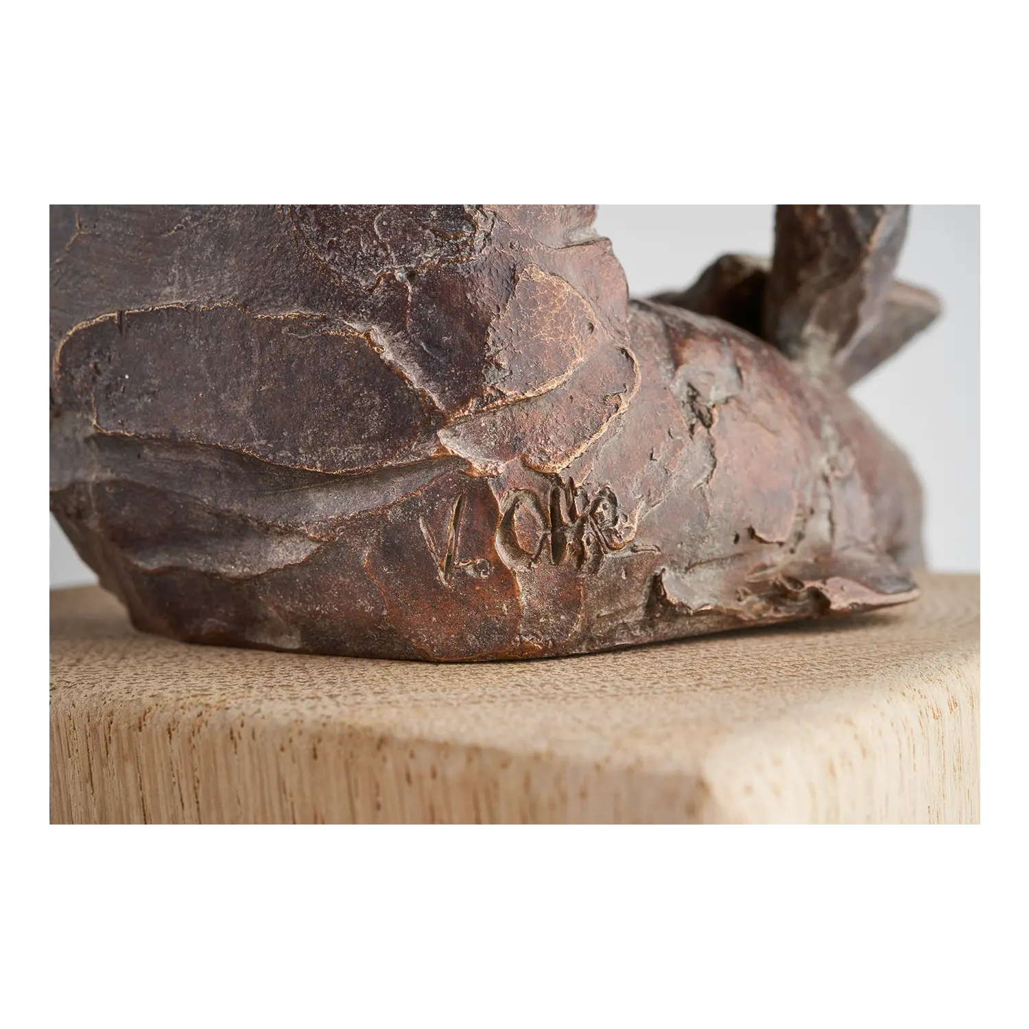 "Lesende", Bronze, mit Eichensockel