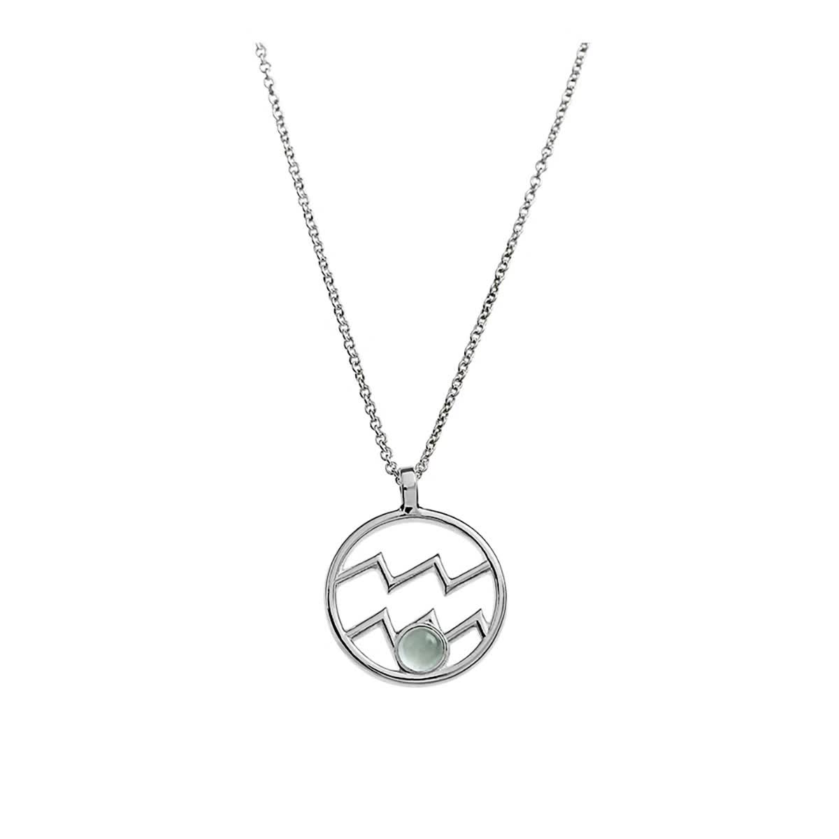 Die Halskette „Kettenanhänger Sternzeichen Wassermann“ aus 925er Sterlingsilber besticht durch einen runden Anhänger mit geometrischem Zickzack-Muster und einem kleinen Aquamarin am unteren Ende. Die Kette ist filigran und minimalistisch.