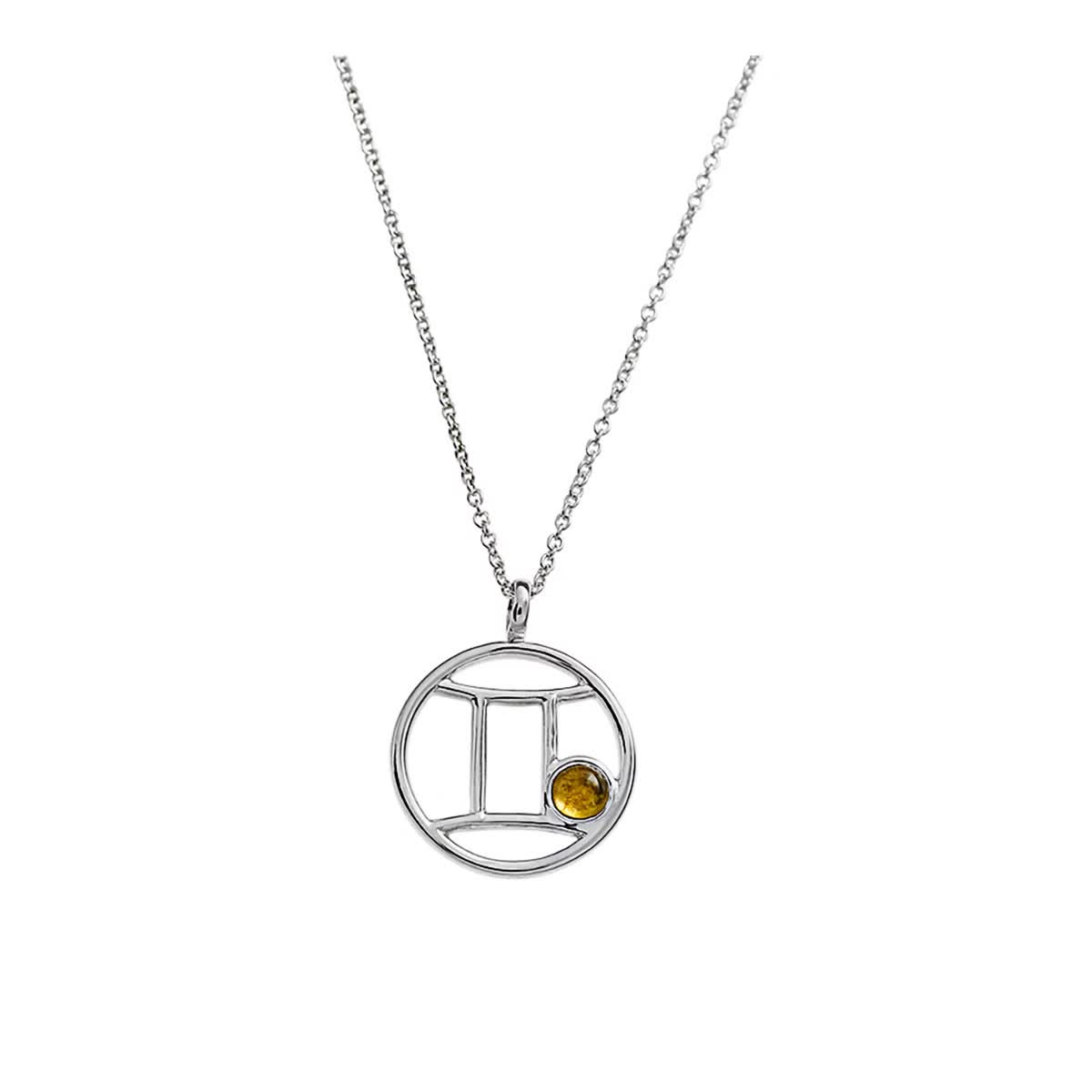 Der elegante Kettenanhänger Sternzeichen Zwilling, mit Kette verfügt über einen kreisförmigen Anhänger aus 925er Silber mit abstraktem Design und einem kleinen gelben Edelstein auf schlichtem weißem Hintergrund.