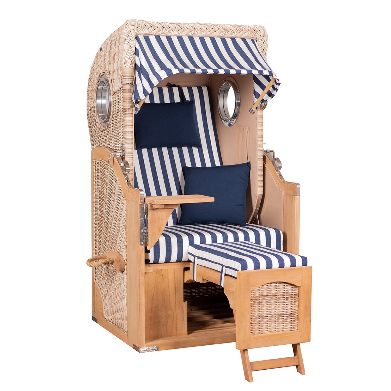 Der Strandkorb klein – Düne Design 518 ist ein Strandkorb aus Korbgeflecht mit Holzrahmen, blau-weiß gestreiftem Sonnendach und Kissen, Armlehnen, ausklappbarer Fußstütze, integriertem Beistelltisch und runden Fenstern an den Seiten.