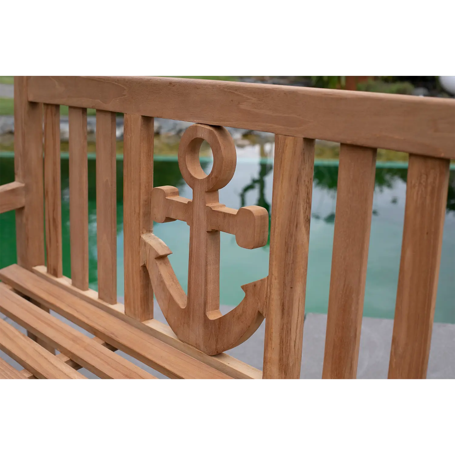 Die Gartenbank für zwei Personen aus Holz mit Anker Motiv.