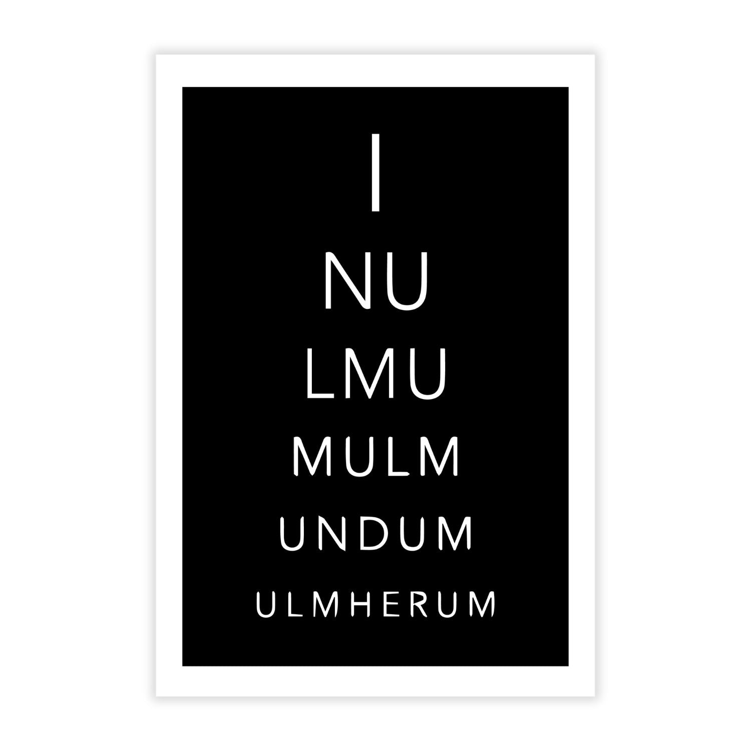 Das Wandbild „Ulmer Zungenbrecher“ ist ein schwarzes Poster mit weißem Text in Pyramidenform, der die Zungenbrecher von I bis ULMHERUM auflistet, wobei jede Zeile kleiner wird – eine Hommage an die Ulmer Sprachtradition.