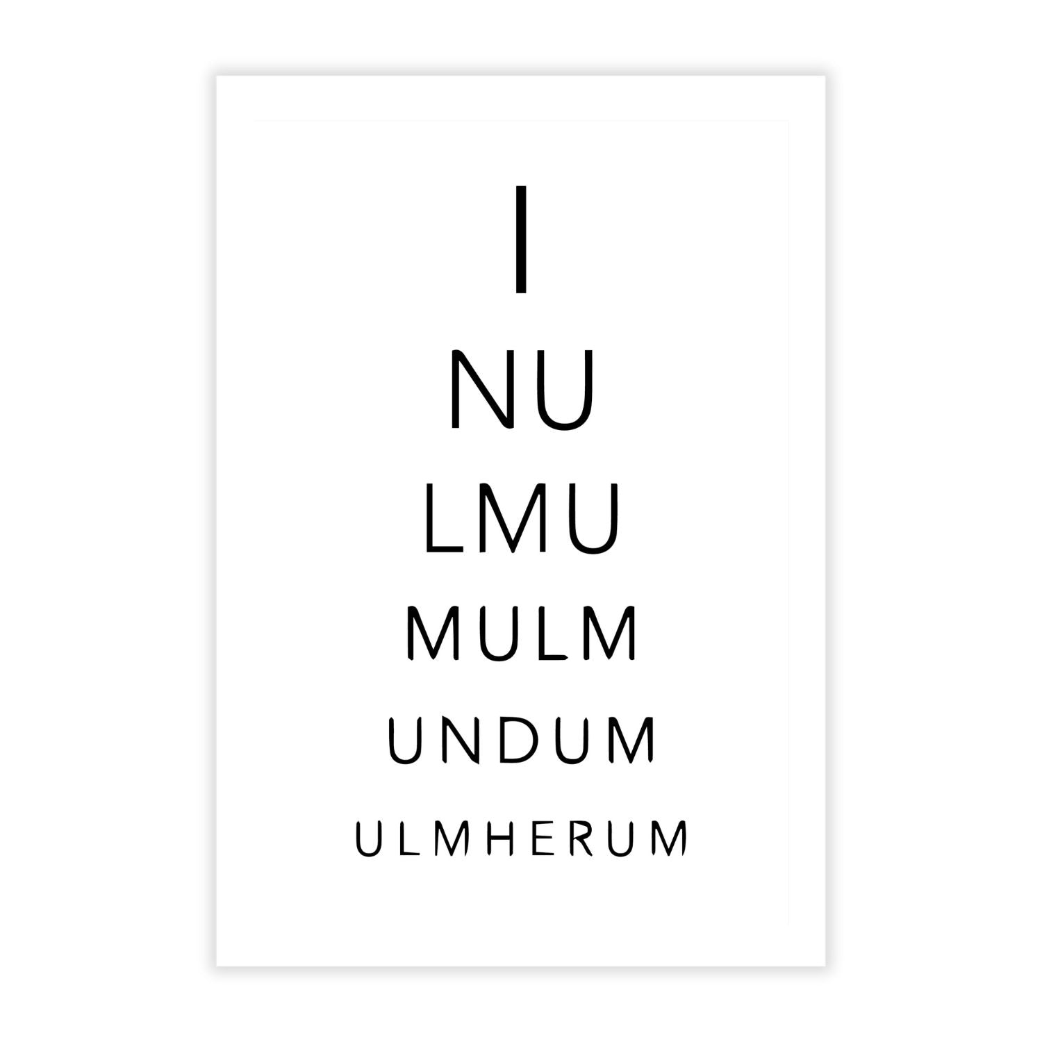 Das Wandbild „Ulmer Zungenbrecher“ zeigt schwarze Buchstaben, die ein Dreieck mit den Wörtern I, NU, LMU, MULM, UNDUM und ULMHERUM auf einem strahlend weißen Hintergrund bilden und so für einen minimalistischen Look sorgen.
