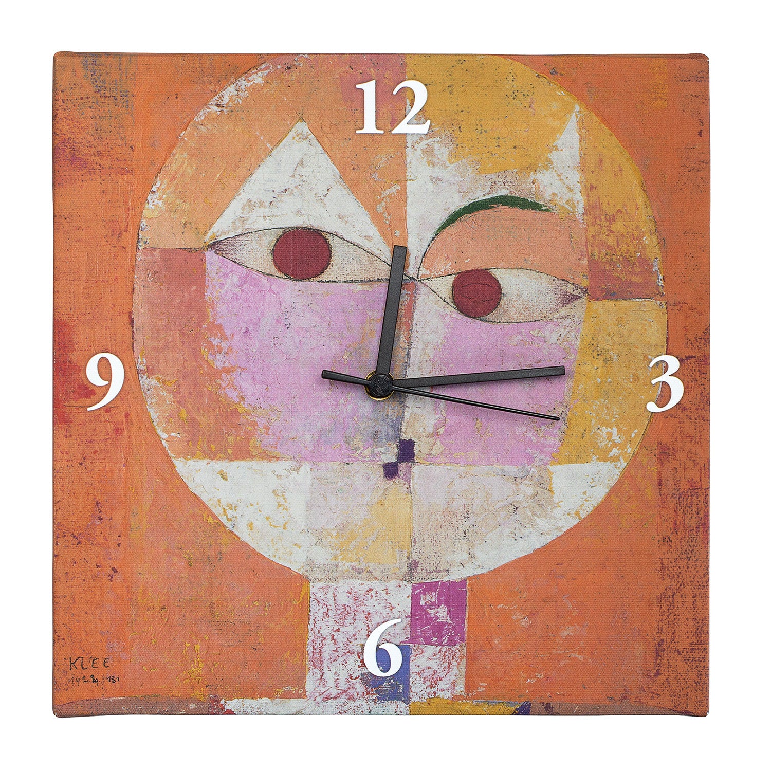 Die quadratische Wanduhr „Baldgreis“ besticht durch ein kubistisches Zifferblatt mit geometrischen Formen in warmen Orange-, Gelb-, Rosa- und Weißtönen. Schwarze Zeiger zeigen auf die Ziffern 12, 3, 6 und 9; die Gestaltung erinnert an Paul Klees Stil.